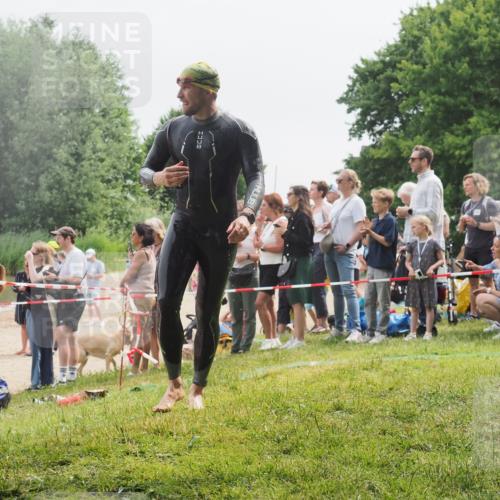 15.06.2025 - 27. Vierlanden-Triathlon KatJ http://msf.ph/oto/8024966 15.06.2025 10:58:15 Schwimmen 640, 762, 769 meine-sportfotos.de