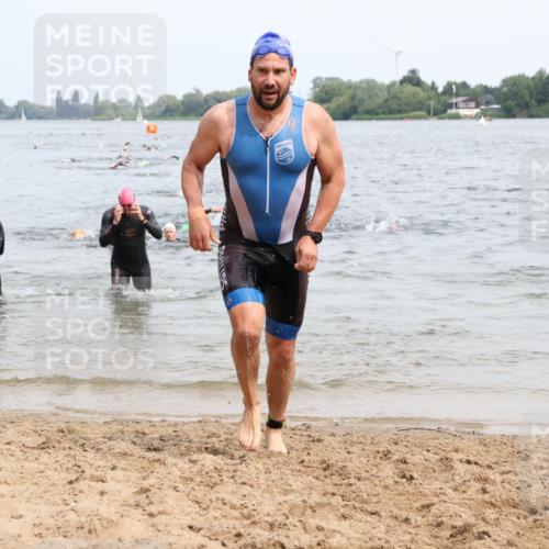 15.06.2025 - 27. Vierlanden-Triathlon Lena Gebhardt http://msf.ph/oto/8024970 15.06.2025 10:56:39 Schwimmen 642, 651, 685, 691, 764, 771 meine-sportfotos.de