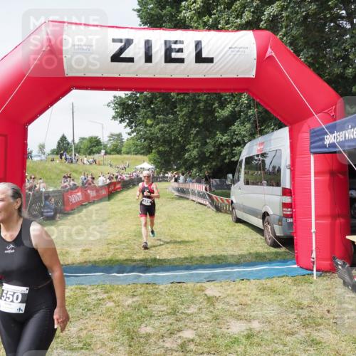 21.06.2025 - 27. Vierlanden-Triathlon MichiJ http://msf.ph/oto/8024973 15.06.2026 11:53:11 Ziel 488, 550 meine-sportfotos.de