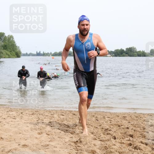 15.06.2025 - 27. Vierlanden-Triathlon Lena Gebhardt http://msf.ph/oto/8024978 15.06.2025 10:56:40 Schwimmen 642, 651, 685, 691, 764 meine-sportfotos.de
