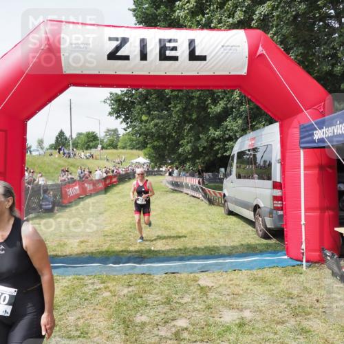 21.06.2025 - 27. Vierlanden-Triathlon MichiJ http://msf.ph/oto/8024981 15.06.2026 11:53:11 Ziel 488, 550 meine-sportfotos.de