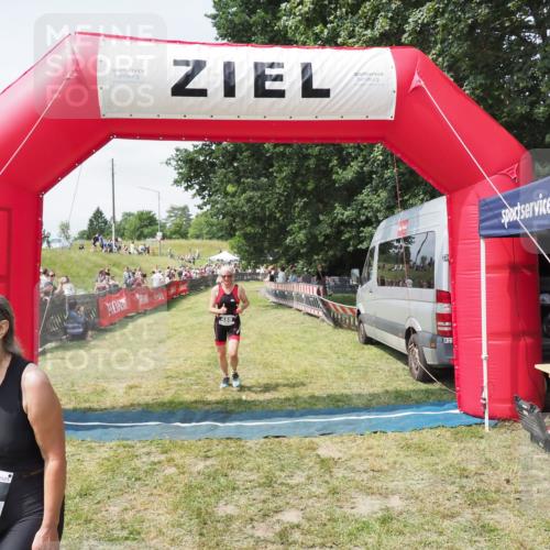 21.06.2025 - 27. Vierlanden-Triathlon MichiJ http://msf.ph/oto/8024994 15.06.2026 11:53:11 Ziel 488, 550 meine-sportfotos.de
