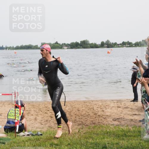 21.06.2025 - 27. Vierlanden-Triathlon MichiJ http://msf.ph/oto/8024998 15.06.2026 10:56:06 Schwimmen 702, 733 meine-sportfotos.de