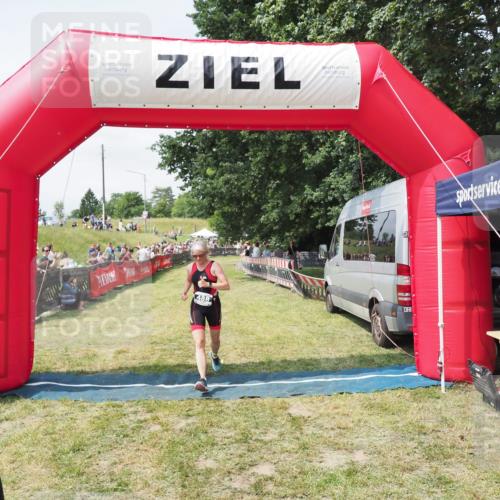 21.06.2025 - 27. Vierlanden-Triathlon MichiJ http://msf.ph/oto/8025011 15.06.2026 11:53:12 Ziel 488, 550 meine-sportfotos.de