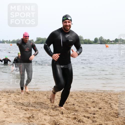 15.06.2025 - 27. Vierlanden-Triathlon Lena Gebhardt http://msf.ph/oto/8025015 15.06.2025 10:56:46 Schwimmen 642, 651, 685, 688, 691, 755 meine-sportfotos.de