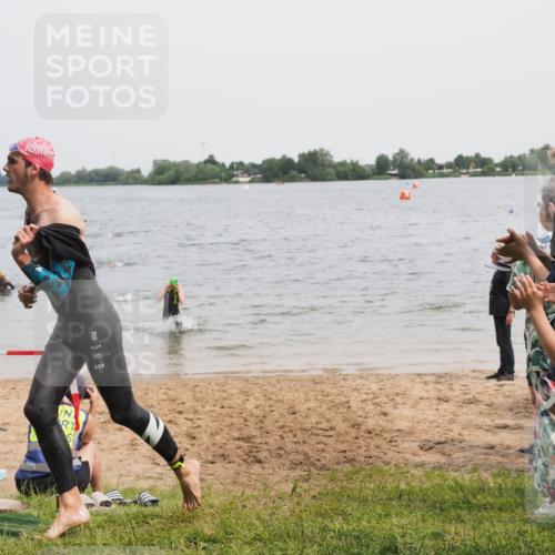 21.06.2025 - 27. Vierlanden-Triathlon MichiJ http://msf.ph/oto/8025020 15.06.2026 10:56:06 Schwimmen 702, 733 meine-sportfotos.de