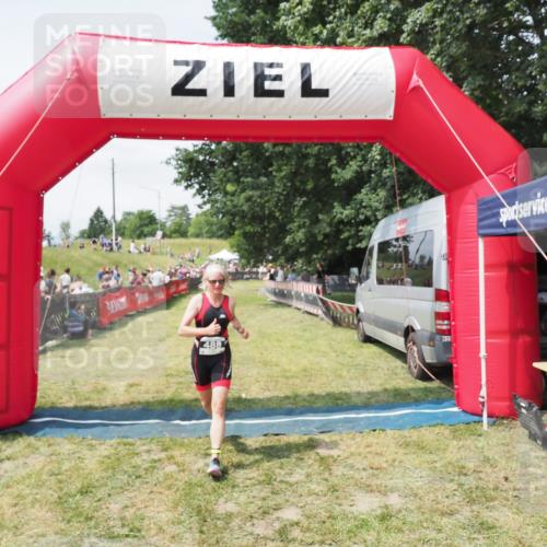 21.06.2025 - 27. Vierlanden-Triathlon MichiJ http://msf.ph/oto/8025024 15.06.2026 11:53:12 Ziel 488, 550 meine-sportfotos.de