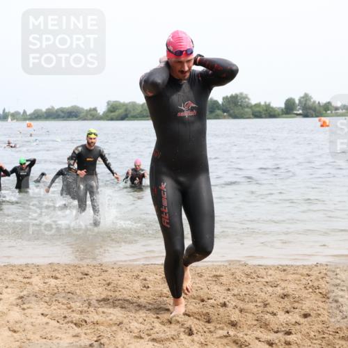 15.06.2025 - 27. Vierlanden-Triathlon Lena Gebhardt http://msf.ph/oto/8025027 15.06.2025 10:56:47 Schwimmen 642, 651, 685, 688, 691, 755 meine-sportfotos.de