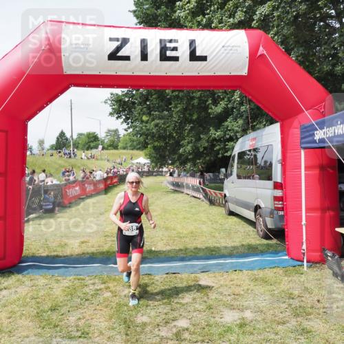 21.06.2025 - 27. Vierlanden-Triathlon MichiJ http://msf.ph/oto/8025037 15.06.2026 11:53:12 Ziel 488, 550 meine-sportfotos.de