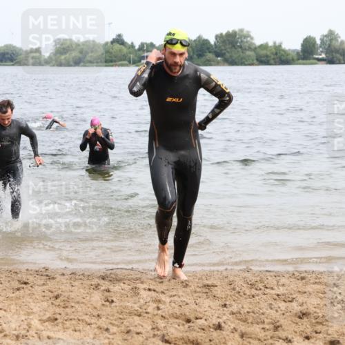 15.06.2025 - 27. Vierlanden-Triathlon Lena Gebhardt http://msf.ph/oto/8025041 15.06.2025 10:56:49 Schwimmen 642, 651, 685, 688, 691, 711, 718, 755 meine-sportfotos.de