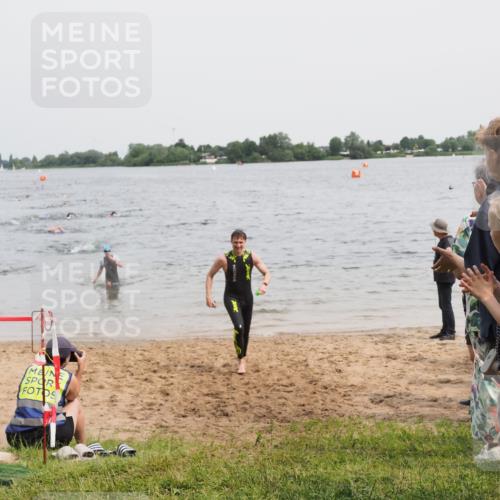21.06.2025 - 27. Vierlanden-Triathlon MichiJ http://msf.ph/oto/8025044 15.06.2026 10:56:11 Schwimmen 702, 716, 733 meine-sportfotos.de