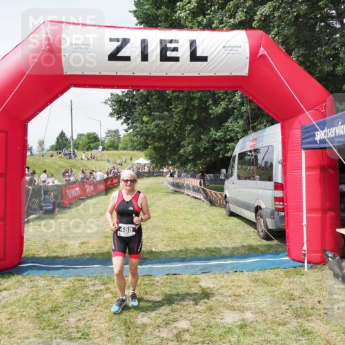 21.06.2025 - 27. Vierlanden-Triathlon MichiJ http://msf.ph/oto/8025046 15.06.2026 11:53:12 Ziel 488, 550 meine-sportfotos.de