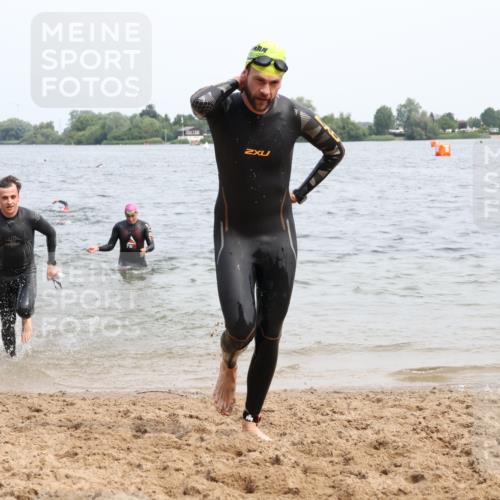 15.06.2025 - 27. Vierlanden-Triathlon Lena Gebhardt http://msf.ph/oto/8025048 15.06.2025 10:56:50 Schwimmen 642, 651, 654, 688, 691, 711, 718, 755 meine-sportfotos.de