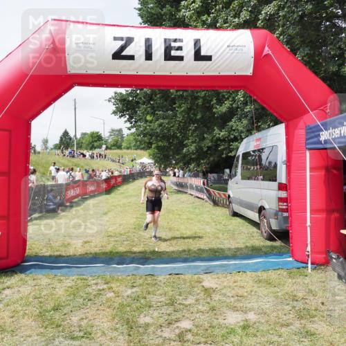 21.06.2025 - 27. Vierlanden-Triathlon MichiJ http://msf.ph/oto/8025051 15.06.2026 11:54:19 Ziel 474 meine-sportfotos.de