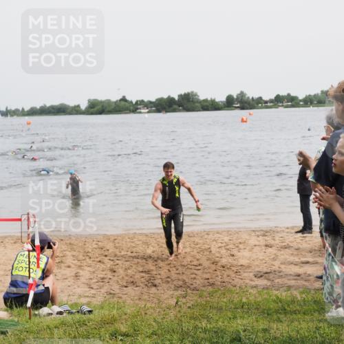 21.06.2025 - 27. Vierlanden-Triathlon MichiJ http://msf.ph/oto/8025060 15.06.2026 10:56:11 Schwimmen 702, 716, 733 meine-sportfotos.de