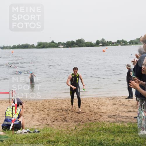 21.06.2025 - 27. Vierlanden-Triathlon MichiJ http://msf.ph/oto/8025066 15.06.2026 10:56:12 Schwimmen 702, 716, 730, 733 meine-sportfotos.de