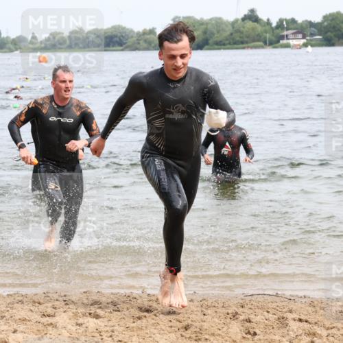 15.06.2025 - 27. Vierlanden-Triathlon Lena Gebhardt http://msf.ph/oto/8025067 15.06.2025 10:56:51 Schwimmen 642, 651, 654, 688, 691, 711, 718, 755 meine-sportfotos.de