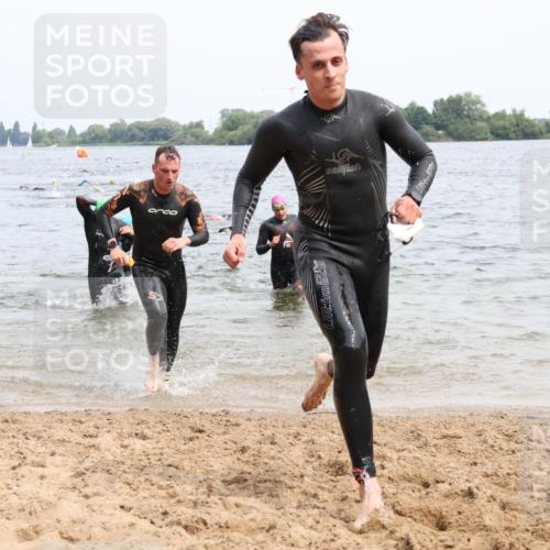 15.06.2025 - 27. Vierlanden-Triathlon Lena Gebhardt http://msf.ph/oto/8025080 15.06.2025 10:56:52 Schwimmen 642, 651, 654, 688, 691, 711, 718, 755 meine-sportfotos.de