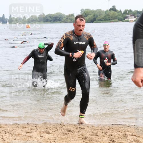 15.06.2025 - 27. Vierlanden-Triathlon Lena Gebhardt http://msf.ph/oto/8025082 15.06.2025 10:56:52 Schwimmen 642, 651, 654, 688, 691, 711, 718, 755 meine-sportfotos.de