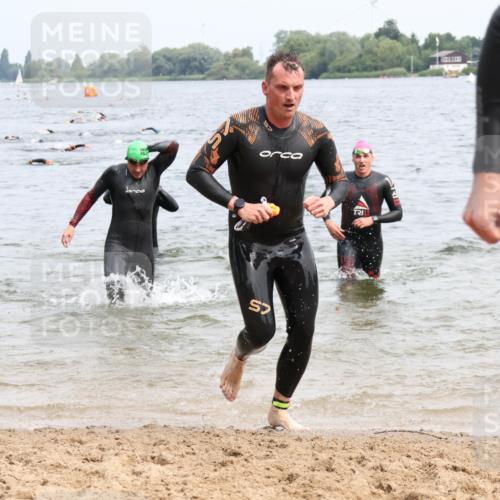 15.06.2025 - 27. Vierlanden-Triathlon Lena Gebhardt http://msf.ph/oto/8025088 15.06.2025 10:56:52 Schwimmen 642, 651, 654, 688, 691, 711, 718, 755 meine-sportfotos.de