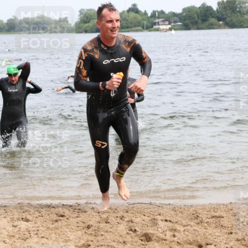 15.06.2025 - 27. Vierlanden-Triathlon Lena Gebhardt http://msf.ph/oto/8025095 15.06.2025 10:56:53 Schwimmen 642, 651, 654, 688, 691, 711, 718, 755 meine-sportfotos.de