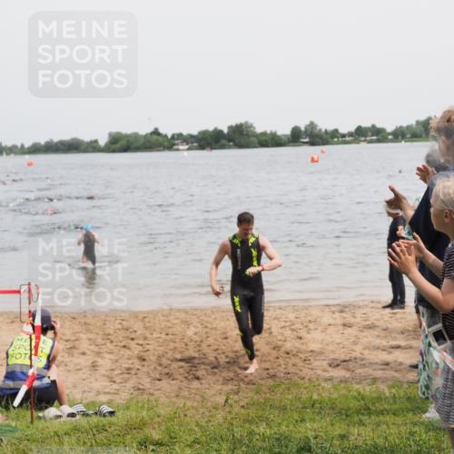 21.06.2025 - 27. Vierlanden-Triathlon MichiJ http://msf.ph/oto/8025096 15.06.2026 10:56:12 Schwimmen 702, 716, 730, 733 meine-sportfotos.de
