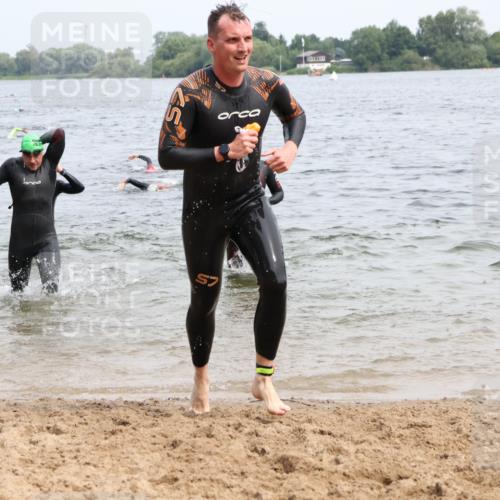 15.06.2025 - 27. Vierlanden-Triathlon Lena Gebhardt http://msf.ph/oto/8025100 15.06.2025 10:56:53 Schwimmen 642, 651, 654, 688, 691, 711, 718, 755 meine-sportfotos.de