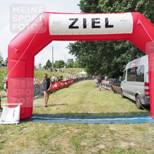21.06.2025 - 27. Vierlanden-Triathlon MichiJ http://msf.ph/oto/8025101 15.06.2026 11:54:54 Ziel 421 meine-sportfotos.de