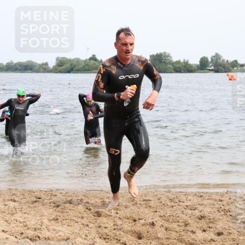 15.06.2025 - 27. Vierlanden-Triathlon Lena Gebhardt http://msf.ph/oto/8025108 15.06.2025 10:56:53 Schwimmen 642, 651, 654, 688, 691, 711, 718, 755 meine-sportfotos.de