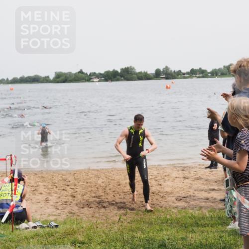 21.06.2025 - 27. Vierlanden-Triathlon MichiJ http://msf.ph/oto/8025110 15.06.2026 10:56:12 Schwimmen 702, 716, 730, 733 meine-sportfotos.de