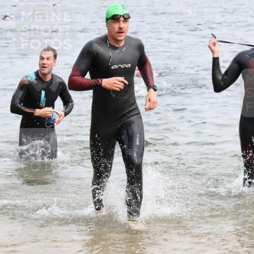 15.06.2025 - 27. Vierlanden-Triathlon Lena Gebhardt http://msf.ph/oto/8025126 15.06.2025 10:56:54 Schwimmen 642, 651, 654, 688, 691, 711, 718, 755 meine-sportfotos.de