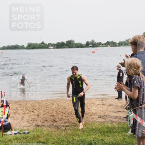 21.06.2025 - 27. Vierlanden-Triathlon MichiJ http://msf.ph/oto/8025128 15.06.2026 10:56:13 Schwimmen 702, 716, 730 meine-sportfotos.de