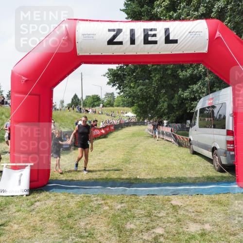 21.06.2025 - 27. Vierlanden-Triathlon MichiJ http://msf.ph/oto/8025132 15.06.2026 11:54:55 Ziel 421 meine-sportfotos.de