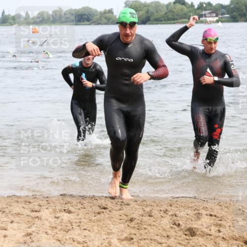15.06.2025 - 27. Vierlanden-Triathlon Lena Gebhardt http://msf.ph/oto/8025142 15.06.2025 10:56:56 Schwimmen 642, 651, 654, 688, 711, 718, 755 meine-sportfotos.de