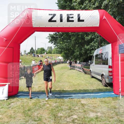 21.06.2025 - 27. Vierlanden-Triathlon MichiJ http://msf.ph/oto/8025161 15.06.2026 11:54:57 Ziel 421 meine-sportfotos.de