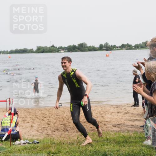 21.06.2025 - 27. Vierlanden-Triathlon MichiJ http://msf.ph/oto/8025164 15.06.2026 10:56:13 Schwimmen 702, 716, 730 meine-sportfotos.de