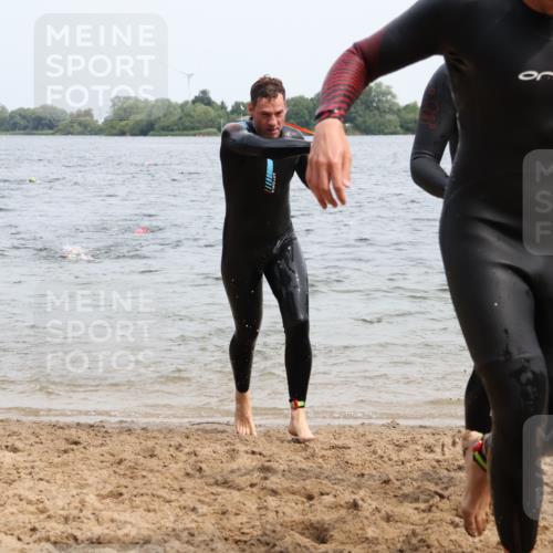 15.06.2025 - 27. Vierlanden-Triathlon Lena Gebhardt http://msf.ph/oto/8025180 15.06.2025 10:56:59 Schwimmen 651, 654, 688, 711, 718, 755 meine-sportfotos.de