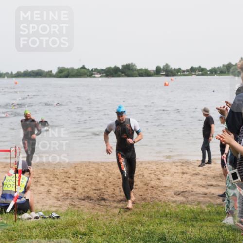 21.06.2025 - 27. Vierlanden-Triathlon MichiJ http://msf.ph/oto/8025182 15.06.2026 10:56:19 Schwimmen 702, 716, 730 meine-sportfotos.de