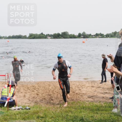 21.06.2025 - 27. Vierlanden-Triathlon MichiJ http://msf.ph/oto/8025183 15.06.2026 10:56:20 Schwimmen 702, 716, 730 meine-sportfotos.de