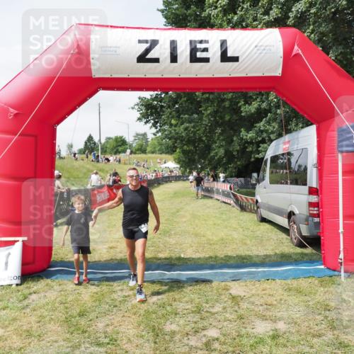 21.06.2025 - 27. Vierlanden-Triathlon MichiJ http://msf.ph/oto/8025185 15.06.2026 11:54:57 Ziel 421 meine-sportfotos.de