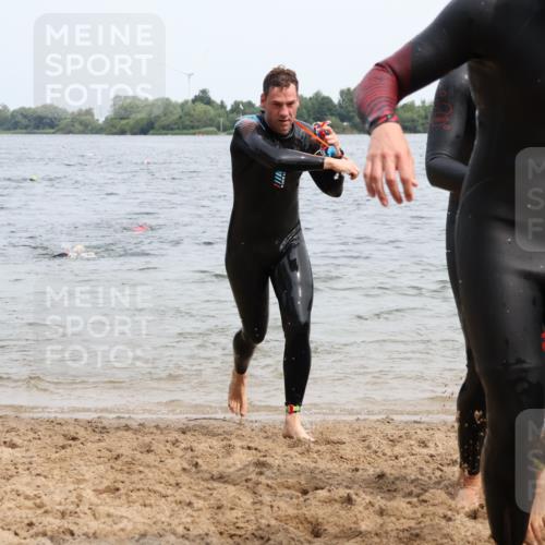 15.06.2025 - 27. Vierlanden-Triathlon Lena Gebhardt http://msf.ph/oto/8025187 15.06.2025 10:56:59 Schwimmen 651, 654, 688, 711, 718, 755 meine-sportfotos.de