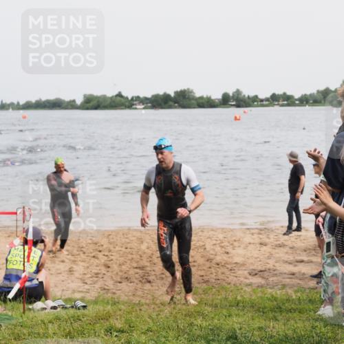 21.06.2025 - 27. Vierlanden-Triathlon MichiJ http://msf.ph/oto/8025191 15.06.2026 10:56:20 Schwimmen 702, 716, 730 meine-sportfotos.de