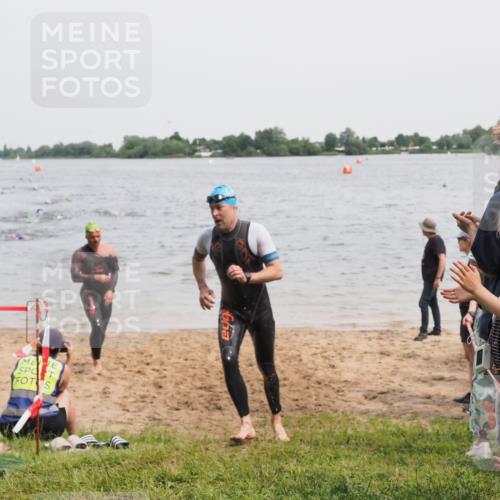 21.06.2025 - 27. Vierlanden-Triathlon MichiJ http://msf.ph/oto/8025197 15.06.2026 10:56:20 Schwimmen 702, 716, 730 meine-sportfotos.de