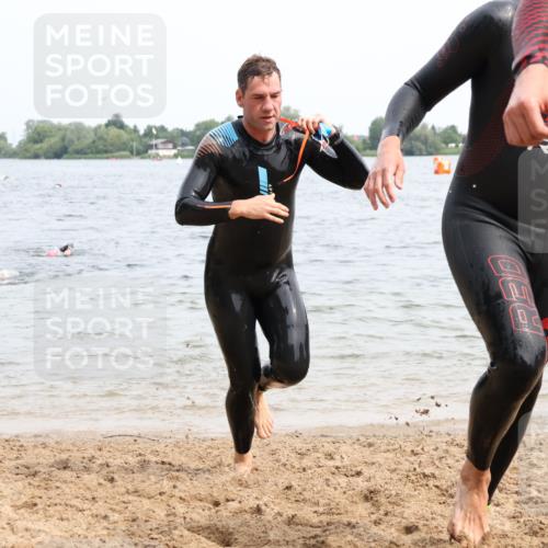 15.06.2025 - 27. Vierlanden-Triathlon Lena Gebhardt http://msf.ph/oto/8025203 15.06.2025 10:56:59 Schwimmen 651, 654, 688, 711, 718, 755 meine-sportfotos.de