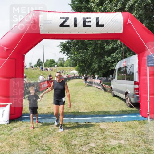 21.06.2025 - 27. Vierlanden-Triathlon MichiJ http://msf.ph/oto/8025204 15.06.2026 11:54:58 Ziel 421 meine-sportfotos.de