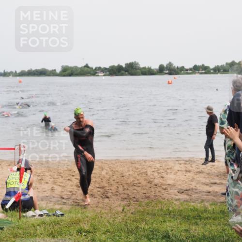 21.06.2025 - 27. Vierlanden-Triathlon MichiJ http://msf.ph/oto/8025205 15.06.2026 10:56:21 Schwimmen 716, 730 meine-sportfotos.de