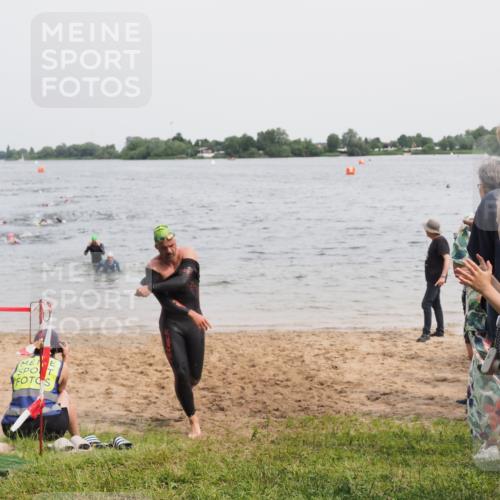 21.06.2025 - 27. Vierlanden-Triathlon MichiJ http://msf.ph/oto/8025207 15.06.2026 10:56:21 Schwimmen 716, 730 meine-sportfotos.de