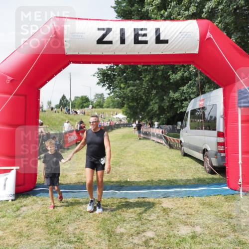 21.06.2025 - 27. Vierlanden-Triathlon MichiJ http://msf.ph/oto/8025213 15.06.2026 11:54:58 Ziel 421 meine-sportfotos.de