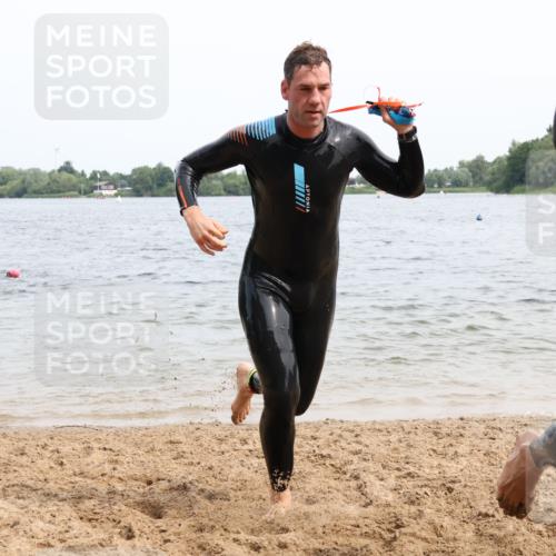 15.06.2025 - 27. Vierlanden-Triathlon Lena Gebhardt http://msf.ph/oto/8025220 15.06.2025 10:57:00 Schwimmen 654, 688, 711, 718, 755 meine-sportfotos.de