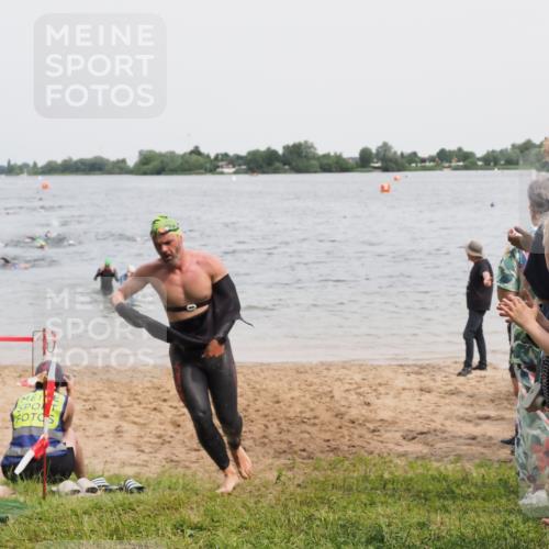 21.06.2025 - 27. Vierlanden-Triathlon MichiJ http://msf.ph/oto/8025231 15.06.2026 10:56:22 Schwimmen 716, 730, 771 meine-sportfotos.de